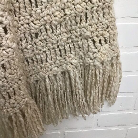 VINTAGE Ruanacrochet handcrafted knit poncho fringe bohemian beige cloak neutral - Picture 3 of 12